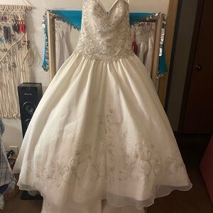 Elegant White Lace Bridal Dress
